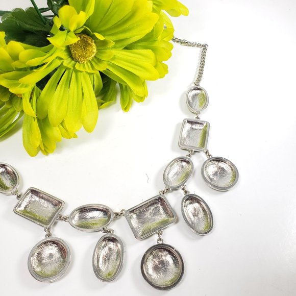 Statement bib necklace in green colors - Picture 7 of 8